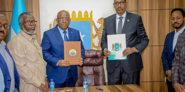 وزارة الإعلام وجامعة مقديشو توقعان اتفاقية شراكة لتعزيز الإعلام والثقافة والسياحة في الصومال