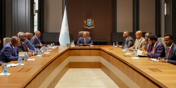 الرئيس الصومالي يستقبل مدير المخابرات السودانية حاملاً رسالة من البرهان