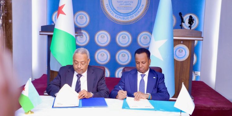 الصومال وجيبوتي يوقعان مذكرة تفاهم لتعزيز التشاور السياسي