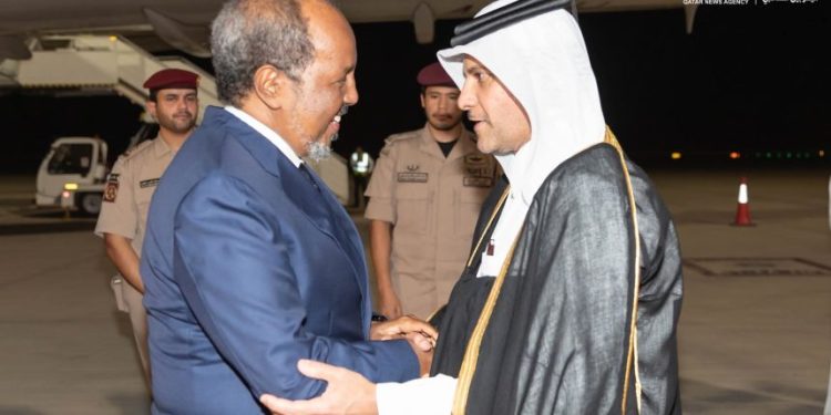 الرئيس الصومالي يصل الدوحة للمشاركة في القمة العربية الإسلامية الطارئة