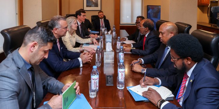الرئيس الصومالي يبحث مع مسؤولين أميركيين سبل تعزيز الأمن ومكافحة الإرهاب