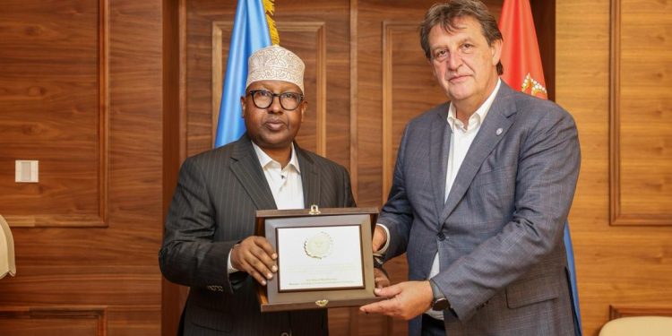 وزير الدفاع الصومالي يلتقي نظيره الصربي في بلغراد لبحث تعزيز التعاون العسكري