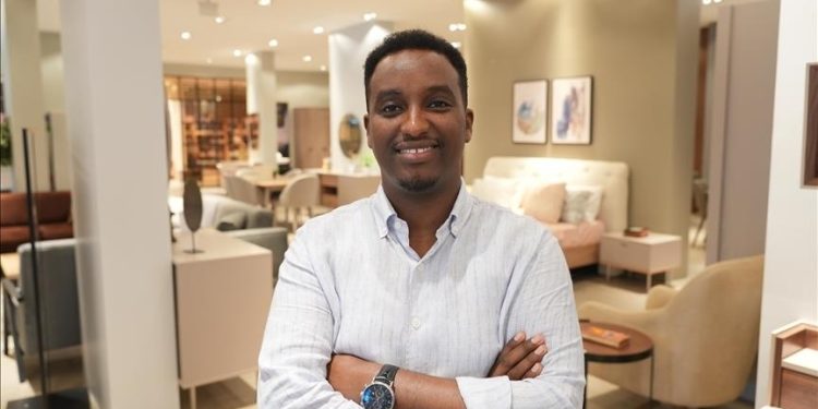 الصومالي عبد القادر.. قصة نجاح من جامعات تركيا إلى قطاع الأثاث (مقابلة)