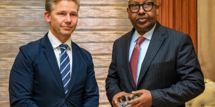 تعزيز الشراكة الأمنية بين الصومال والسويد محور مباحثات وزيري الدفاع في مقديشو