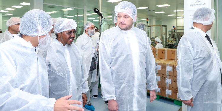 الرئيس الصومالي يطّلع على التجربة الجزائرية في التصنيع الدوائي والذكاء الاصطناعي