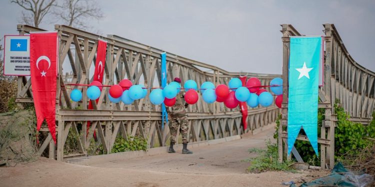 الصومال يعيد افتتاح جسر استراتيجي بعد دماره على يد جماعة الشباب