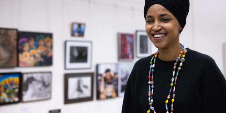 توقيف مؤقت لابن إلهان عمر يسلط الضوء على الاستهداف المتزايد للجالية الصومالية