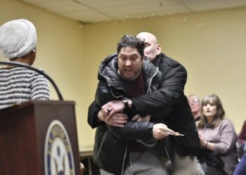 النائبة إلهان عمر تتعرض لهجوم خلال تجمع جماهيري وتواصل خطابها