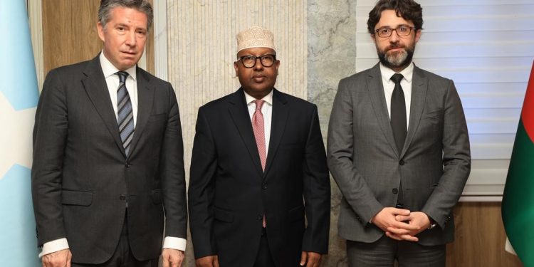 وزير الدفاع الصومالي يبحث مع وفد تركي تعزيز التعاون الدفاعي والعسكري