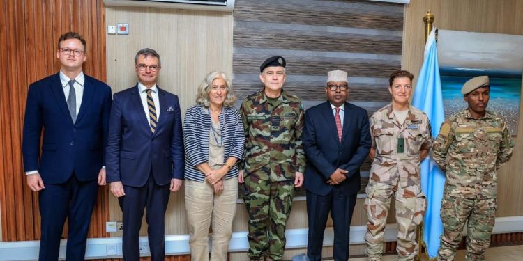 وزير الدفاع الصومالي يبحث مع رئيس اللجنة العسكرية للاتحاد الأوروبي تعزيز التعاون الدفاعي