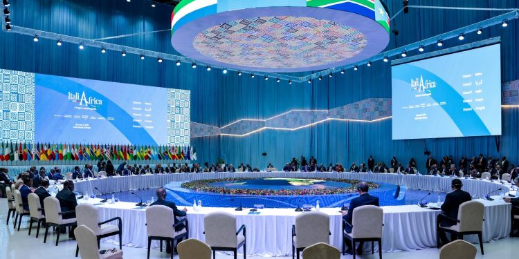 قادة أفريقيا يبحثون عن حلول نهائية لقضايا مزمنة