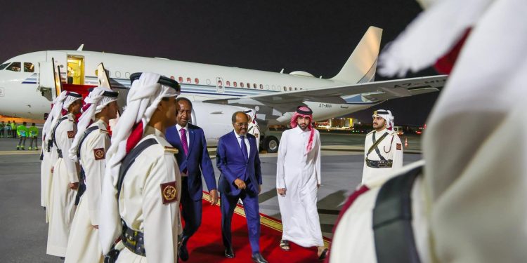 الرئيس الصومالي يصل إلى الدوحة في زيارة رسمية لتعزيز التعاون الثنائي