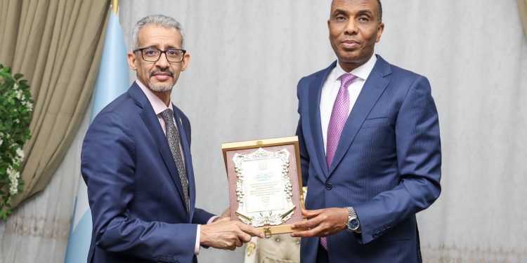 رئيس الوزراء الصومالي يلتقي وفد جامعة الدول العربية لتعزيز الشراكة التعليمية