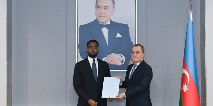 السفير الصومالي الجديد يقدم أوراق اعتماده إلى وزير خارجية أذربيجان