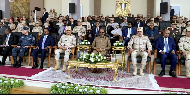 رئيس الصومال ووزير الدفاع يشهدان اصطفاف القوات المصرية قبل مغادرتها للصومال