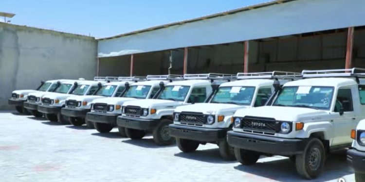الصومال تتسلم سيارات متنقلة لتعزيز صحة الماشية ومواجهة آثار الجفاف