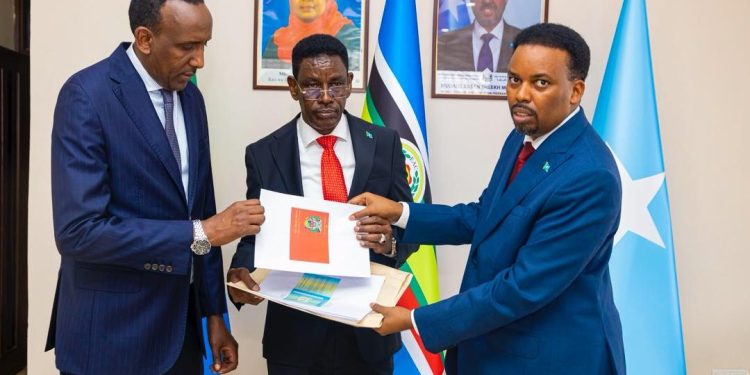 الصومال يصبح سابع دولة تعتمد جواز مجموعة شرق أفريقيا