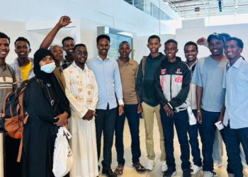 الصومال يعيد 12 مواطناً كانوا محتجزين في السودان