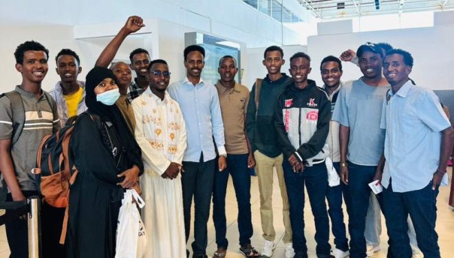 الصومال يعيد 12 مواطناً كانوا محتجزين في السودان