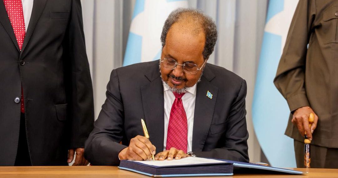بعد إقراره في البرلمان.. الرئيس الصومالي يوقّع الدستور الجديد