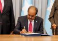 بعد إقراره في البرلمان.. الرئيس الصومالي يوقّع الدستور الجديد