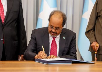 بعد إقراره في البرلمان.. الرئيس الصومالي يوقّع الدستور الجديد