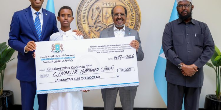 الرئيس الصومالي يكرّم الفائزين في مسابقة القرآن ويمنحهم جوائز مالية