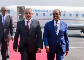 الرئيس الصومالي يصل إلى جيبوتي لبحث التطورات الإقليمية وتعزيز التعاون الثنائي