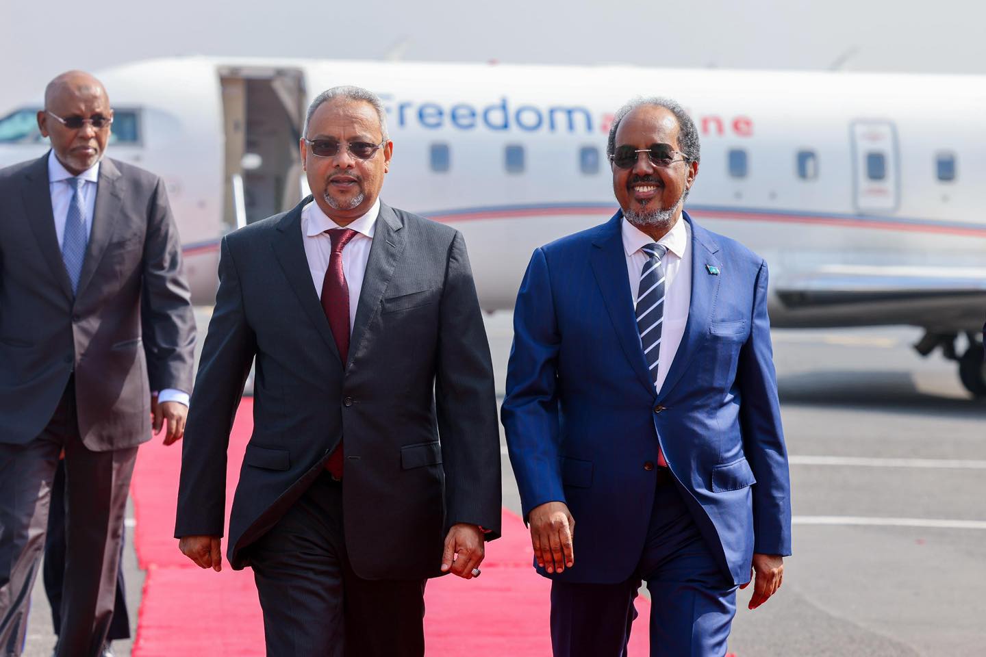 الصومال – الرئيس الصومالي يصل إلى جيبوتي لبحث التطورات الإقليمية وتعزيز التعاون الثنائي