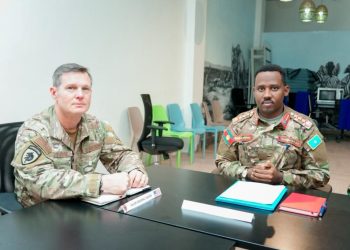 قائد الجيش الصومالي يبحث مع قيادة العمليات الخاصة الأمريكية في إفريقيا تعزيز التعاون الأمني