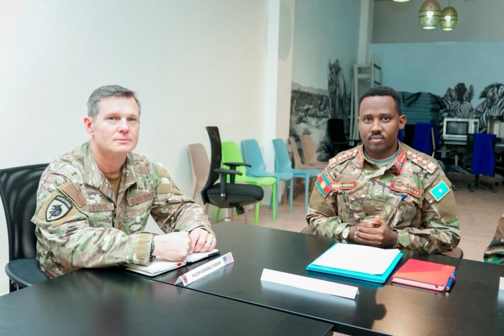 الصومال – قائد الجيش الصومالي يبحث مع قيادة العمليات الخاصة الأمريكية في أفريقيا تعزيز التعاون الأمني