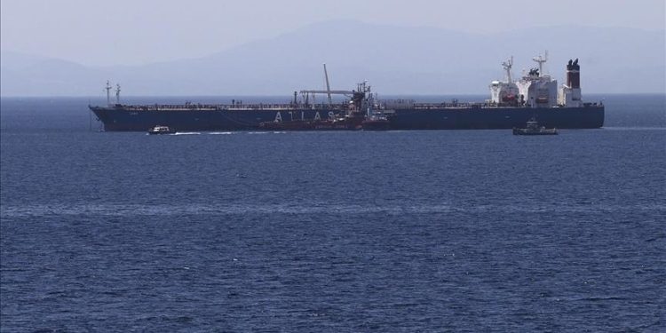 استهداف ناقلة نفط قبالة سواحل سلطنة عمان وإجلاء طاقمها