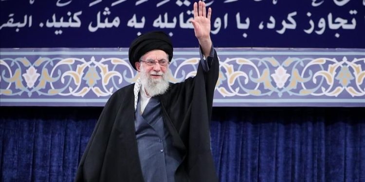 التلفزيون الإيراني يعلن رسمياً مقتل خامنئي بالعدوان الإسرائيلي الأمريكي