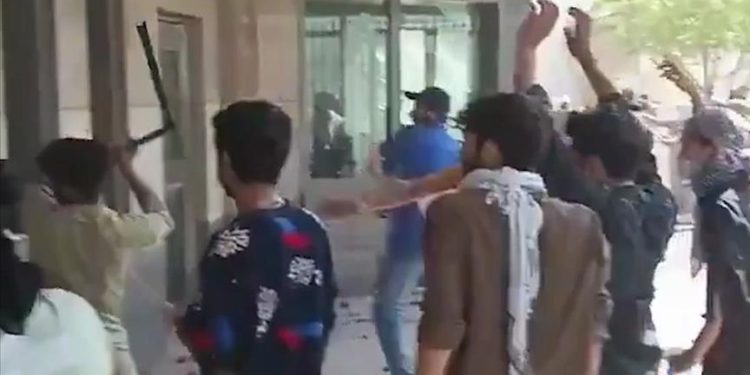 باكستان.. مقتل 6 محتجين أثناء محاولتهم اقتحام القنصلية الأمريكية بكراتشي