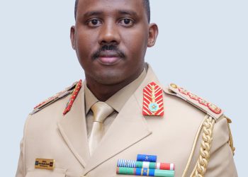 قائد الجيش الصومالي يودّع وحدة عسكرية متجهة لتلقي تدريب خارجي