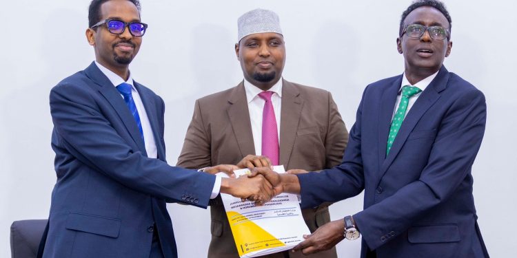 عبدالفتاح عبدالقادر يتسلم مهامه مديرًا عامًا لوزارة التخطيط الصومالية