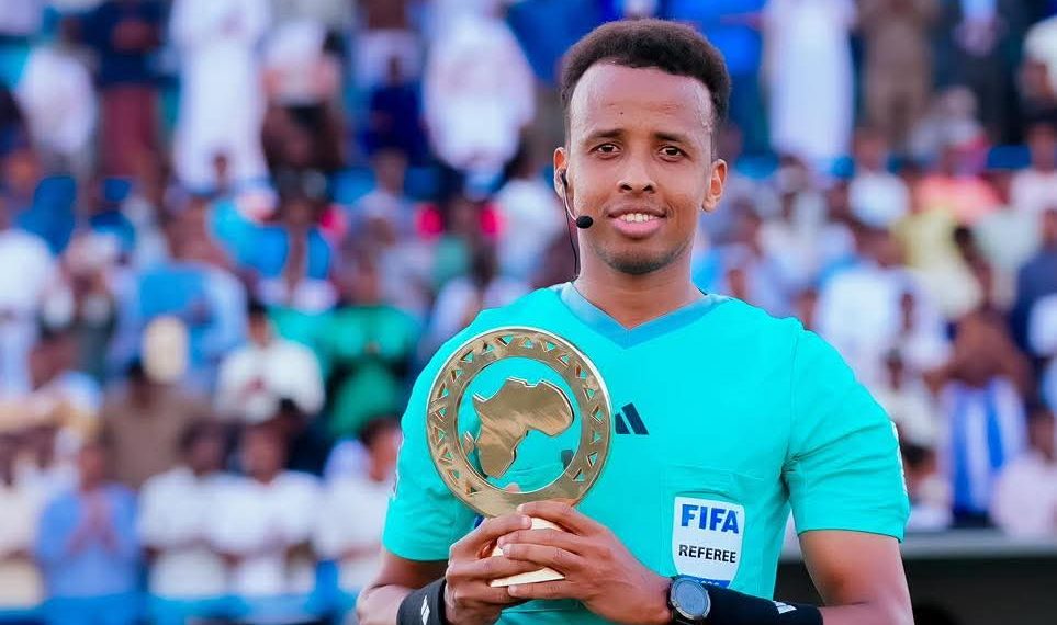 الحكم الصومالي عمر عرتن يكتب التاريخ باختياره لكأس العالم 2026