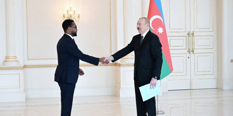 السفير الصومالي في باكو يقدّم أوراق اعتماده للرئيس علييف