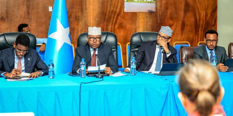 وزير الدفاع الصومالي يشارك في اجتماع مراجعة حوكمة وإصلاح قطاع الأمن