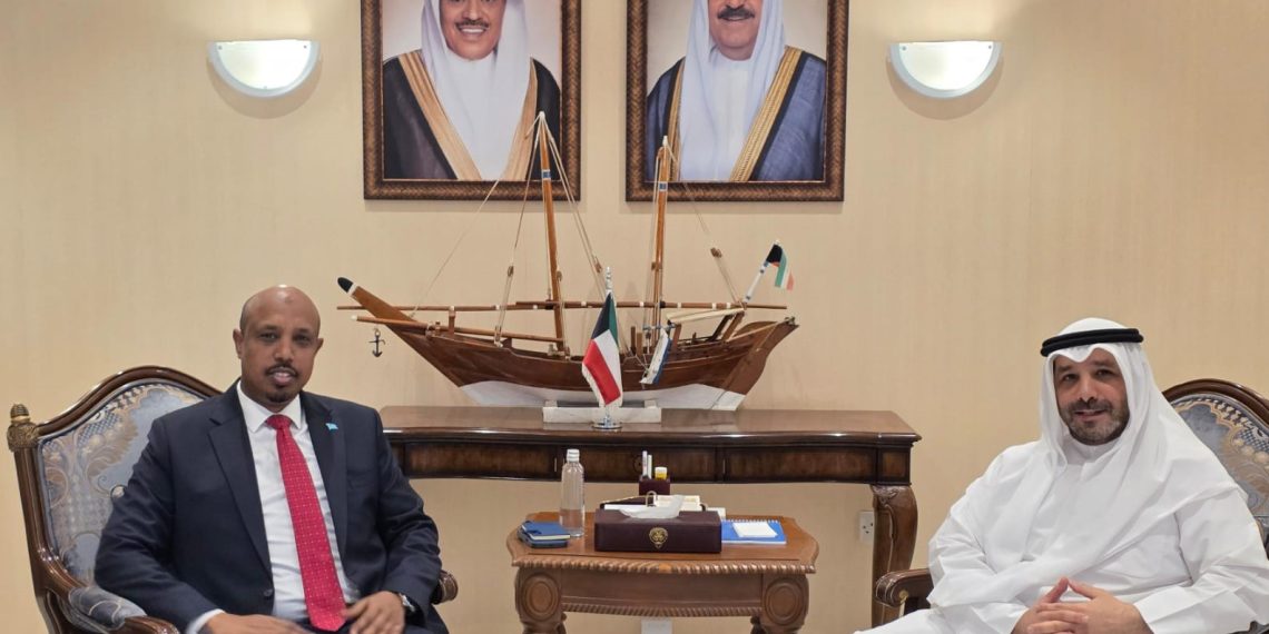 سفير الصومال يلتقي نظيره الكويتي في الرياض لبحث تعزيز العلاقات الثنائية