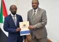 سفير الصومال لدى السودان يسلم أوراق اعتماده إلى وزير الخارجية السوداني