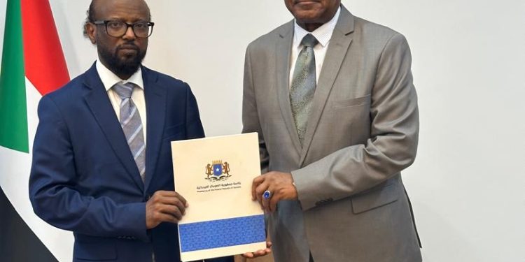 سفير الصومال لدى السودان يسلم أوراق اعتماده إلى وزير الخارجية السوداني