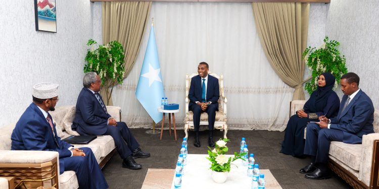 رئيس الوزراء الصومالي يبحث مع سفير كينيا تعزيز التعاون الأمني والاقتصادي
