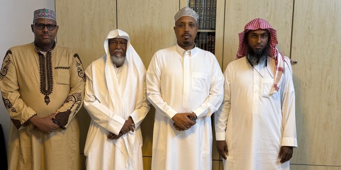 السفير الصومالي في الرياض يزور الشيخ عبدالله (سُلْفا) ويطمئن على صحته