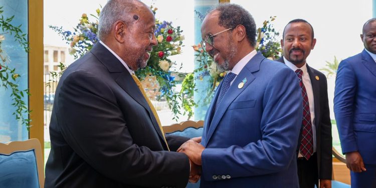 الرئيس الصومالي يشارك في مراسم تنصيب رئيس جيبوتي إسماعيل عمر جيله