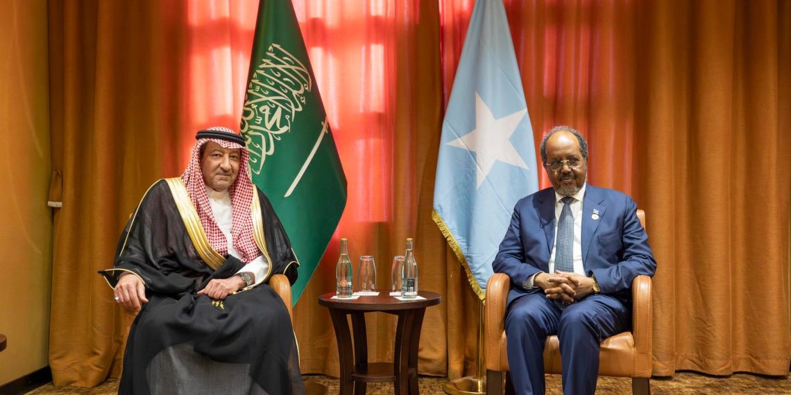 الرئيس الصومالي يلتقي نائب وزير الخارجية السعودي في كمبالا ويبحثان تعزيز التعاون المشترك