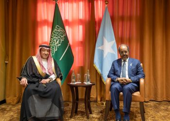 الرئيس الصومالي يلتقي نائب وزير الخارجية السعودي في كمبالا ويبحثان تعزيز التعاون المشترك