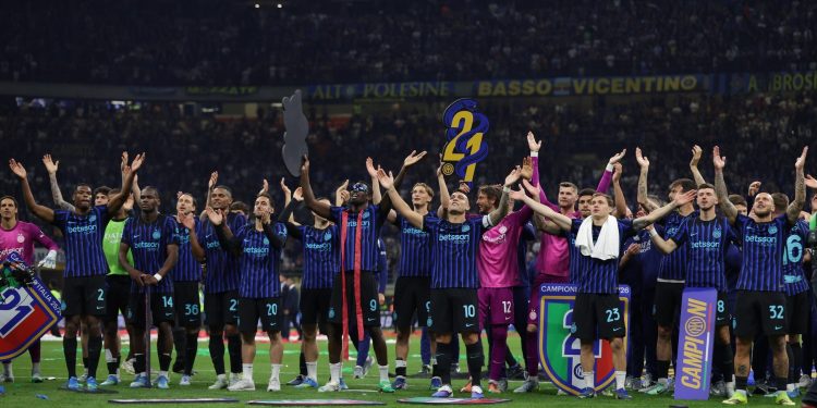  إنتر ميلان يتوج بلقب الدوري الإيطالي للمرة 21 بعد فوزه على بارما