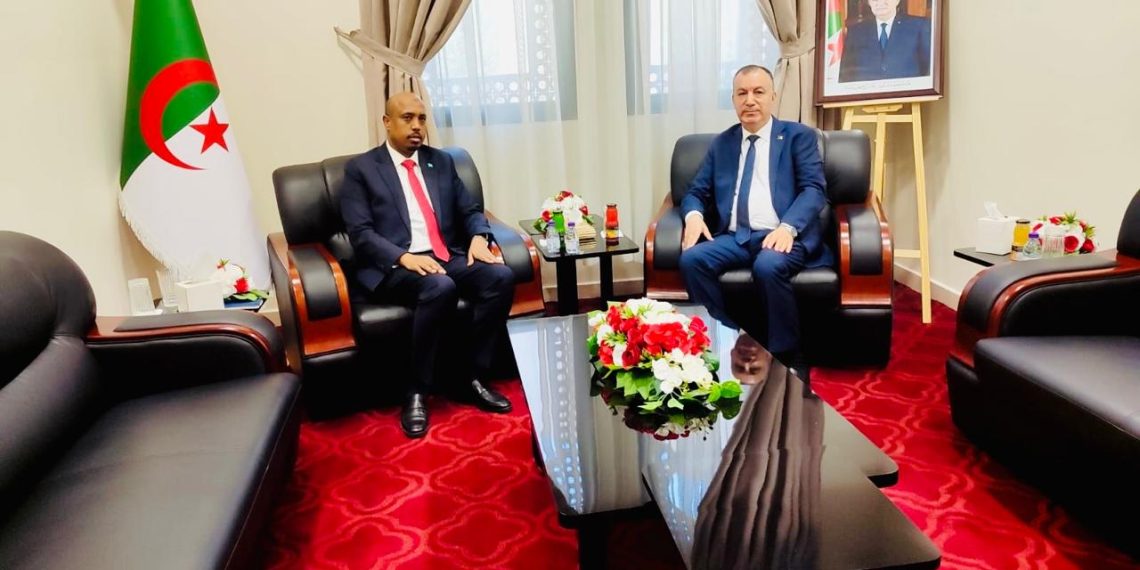 السفير الصومالي بالرياض يبحث مع نظيره الجزائري تعزيز العلاقات الثنائية